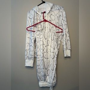 Ladies hoodie and pant set Sz med